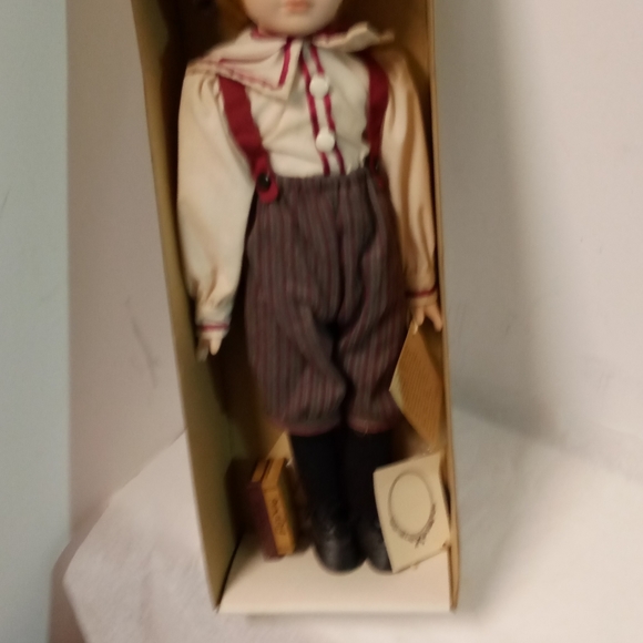 Vintage Tender Heart Treasures European School Boy & Girl Porcelain Doll… - Picture 4 of 4